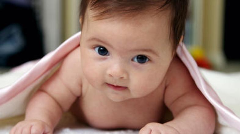 Zdravniki naj bi pri umetni oploditvi izbrali zarodek s potencialno največjimi m