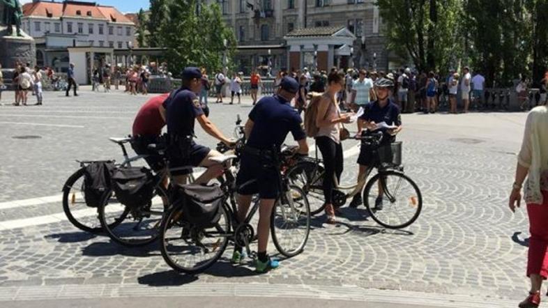 Oglobljena kolesarka na Prešernovem trgu