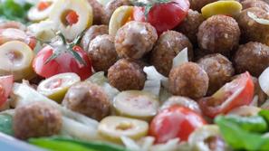 S solato iz mesnih kroglic zagotovo ne boste ostali lačni. (Foto: Shutterstock)