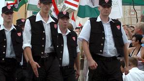 Pripadniki desničarske skupine Jobbik, ki napadajo Rome. (Foto: EPA)