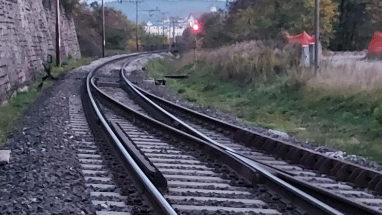 Tiri, železniška proga, železnica