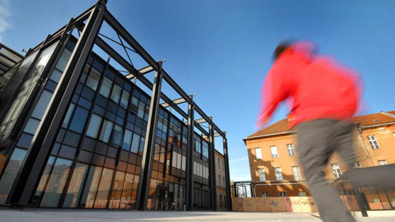 V ZVKDS je 280 zaposlenih na devetih različnih lokacijah po državi, trenutno pa 