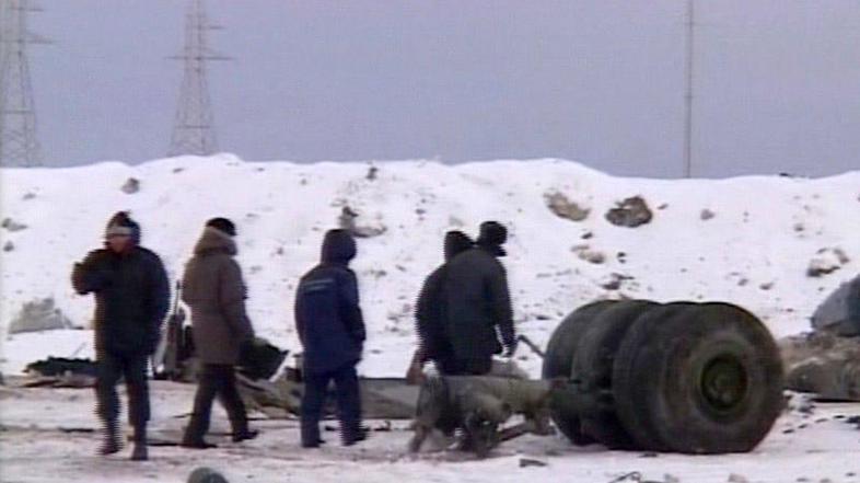Preiskovalci na kraju strmoglavljenja. FOTO: Reuters