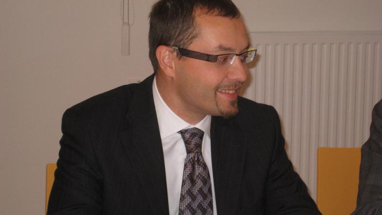 Direktor krške območne enote Iztok Starc pravi, da obstoj enot varuje statut, sp