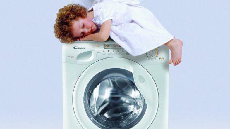 Novost, ki ima vhod za hladno in vhod za toplo vodo.