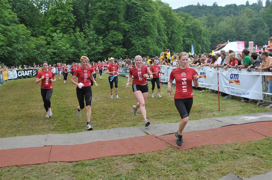 Če želite visokoresolucijsko fotografijo, nam pošljite elektronsko sporočilo na 