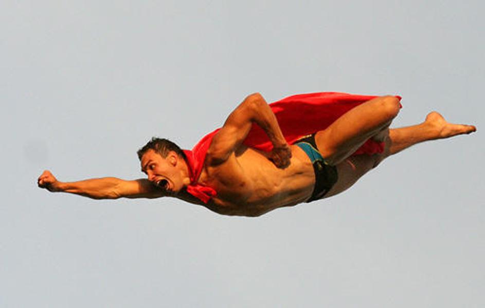 Čeh Michal Navratil je po koncu tekme za zabavo skočil še kot Superman.