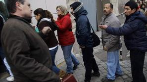 Pred zavodi za zaposlovanje se vijejo dolge vrste.