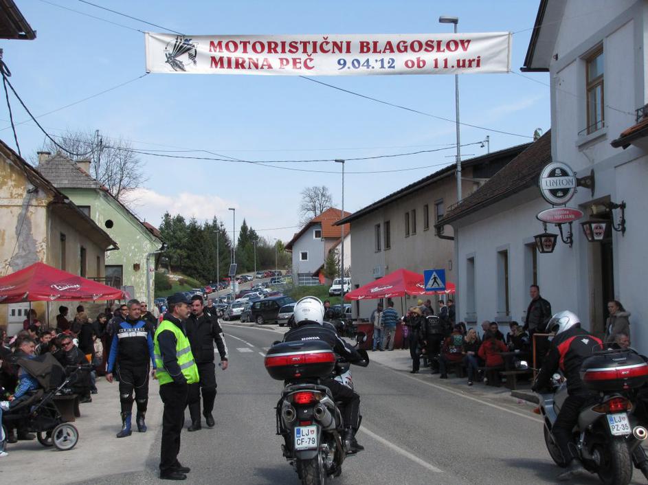 Blagoslov motoristov v Mirni Peči