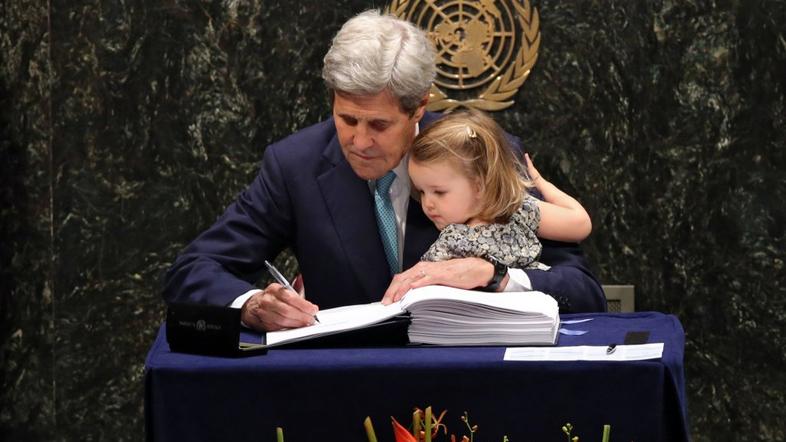 John Kerry podpisuje Pariški sporazum z vnukinjo v naročju