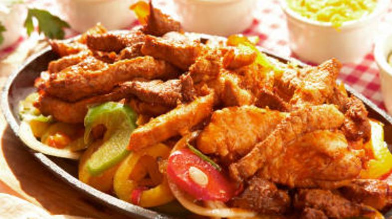 Poleg postrezite svežo zelenjavo in salso.