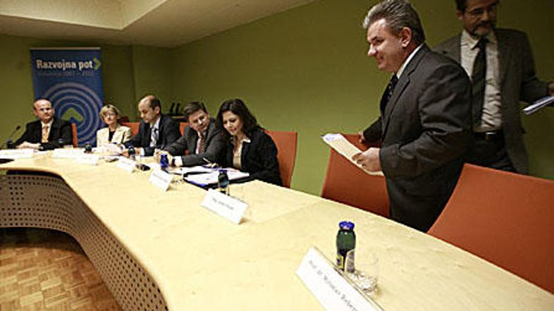 Podjetniki niso revni, temveč prihajajo praviloma iz gospodinjstev, ki so v zgor