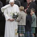Papež ob današnjem prihodu na Otok. (Foto: Reuters)