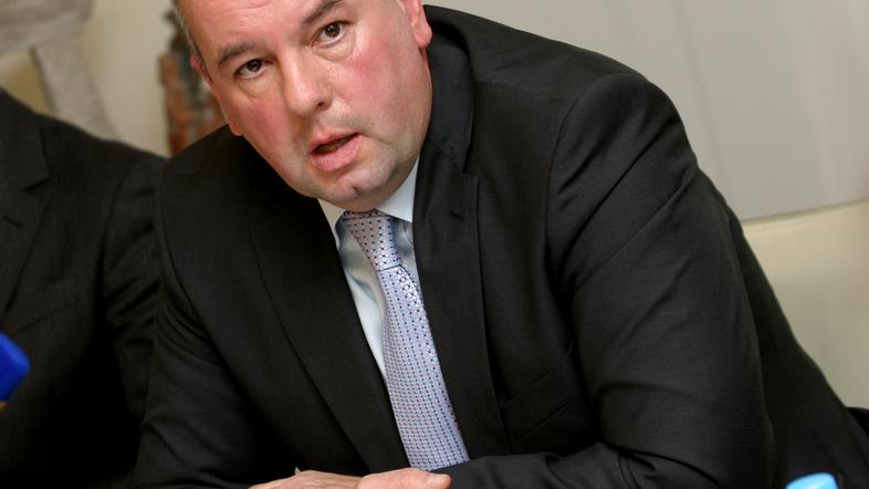 “Ko govorimo o štipendijah, govorimo o mladih ljudeh, ki študirajo tukaj, in pom