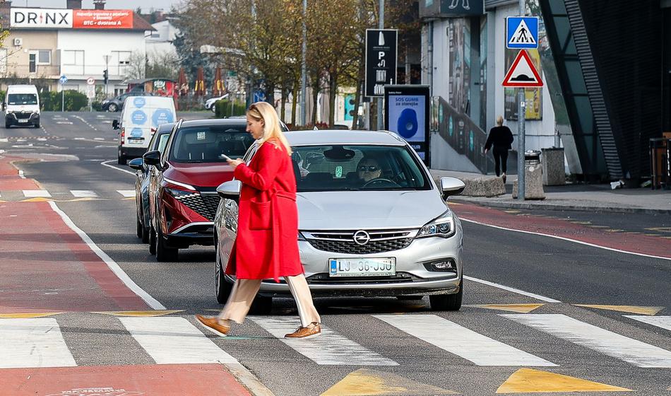 Psihologi razkrivajo: preprosta gesta na prehodu za pešce pove o vas več, kot si mislite