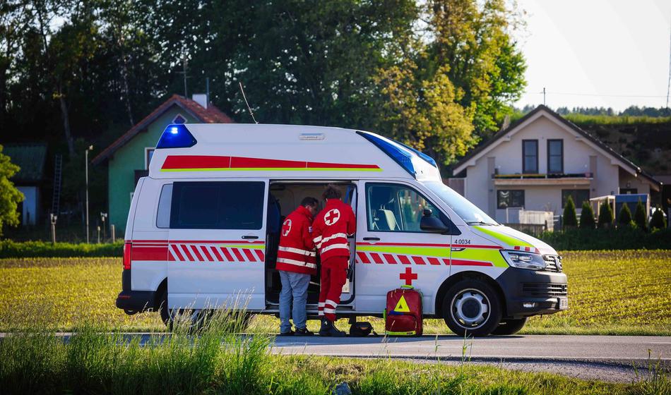 Grozljiv napad na avtobusu: 45-letnica z nožem nad lastno hčerko