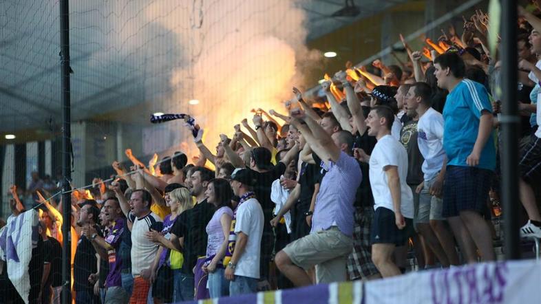 Viole Maribor navijanje bakla sal sali zastave severna tribuna sever navijac nav