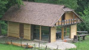 Lesen zastekljen objekt je pravzaprav prestavljen kozolec, ki so ga morali z nek