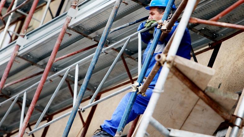 slovenija 13.10.2008 gradbinec, delavec na gradbiscu, delavni oder, konstrukcija