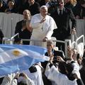 Papež pozdravlja množico
