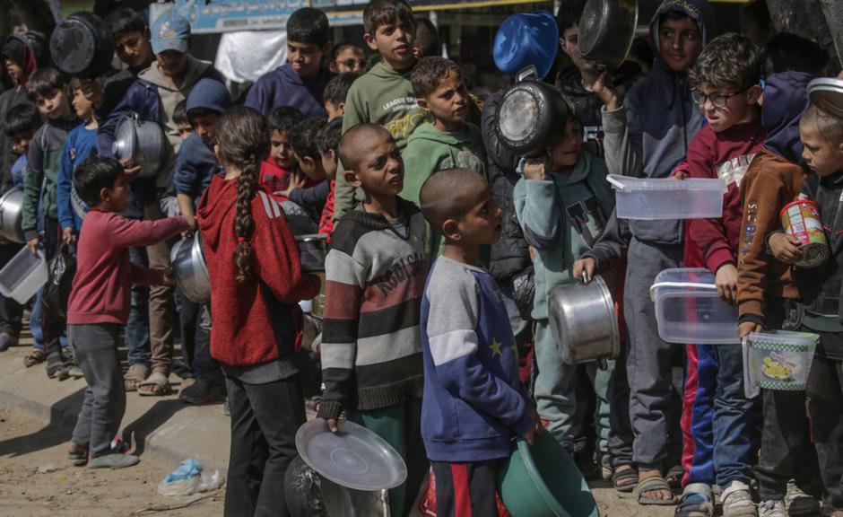 Gaza otroci čakajo v vrsti za hrano | Avtor: Epa