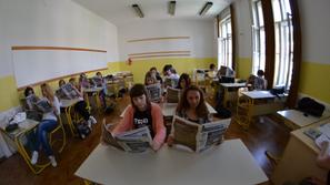 Branje Žurnala24 med poukom.