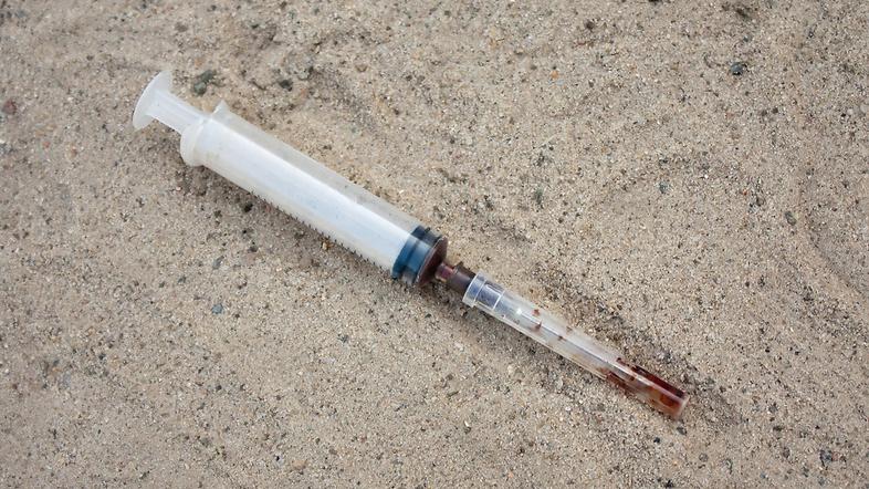 Injekcijska igla na plaži