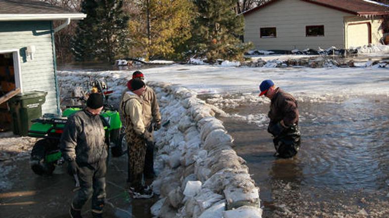 Zaradi poplav bi lahko brez strehe nad glavo ostalo najmanj 30 tisoč ljudi.