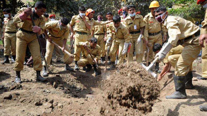 so vojaki v odkrili še okoli 34 zakopanih trupel častnikov.