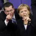 Nemška kanclerka Angela Merkel je odstop v Nemčiji priljubljenega Zu Guttenberga