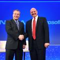 Takole sta se šefa Nokie Stephen Elop (levo) in Microsofta Steve Ballmer ob napo