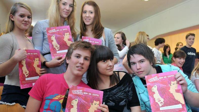 Dijaki Plečnikove gimnazije v Ljubljani, ki so med prvimi podpisali certifikat z