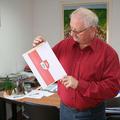 Župan Anton Maver je s predlaganima grbom in zastavo občine zadovoljen. (Foto: Ž