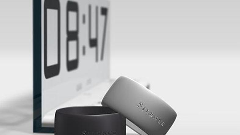 Ključni del budilke Silence sta gumijasti zapestnici.