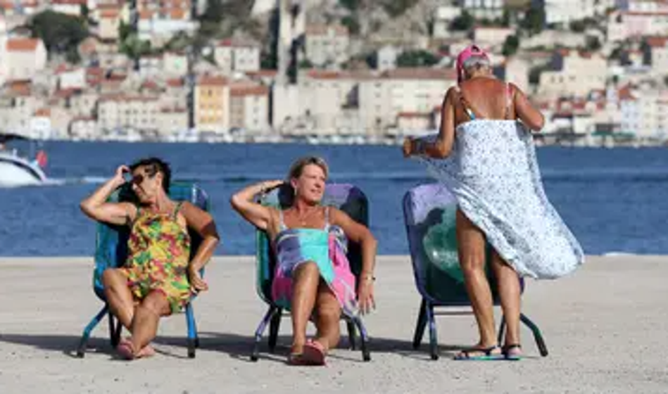 Kaj se bodo še spomnili: Na hrvaški plaži turisti ležijo v samokolnicah