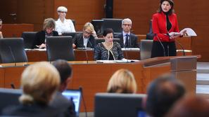 Slovenija 21.10.2013 Alenka Bratusek, z vprasanji poslank in poslancev predsedni