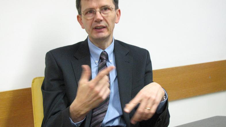 “Daleč naokrog ni šole, ki bi bila tako dobro opremljena,” na očitke odgovarja J