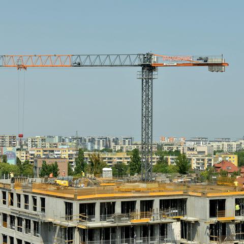 Gradbišče med bloki v mestu