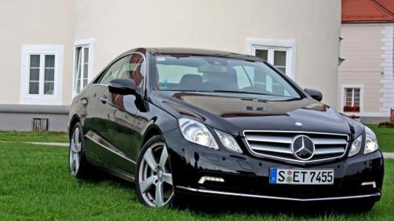 4,70 metra dolgi kupe je od limuzine sicer 17 cenimetrov krajši, ponuja pa za ku