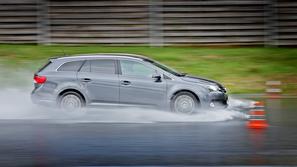 toyota, zaviranje, zavore, dež