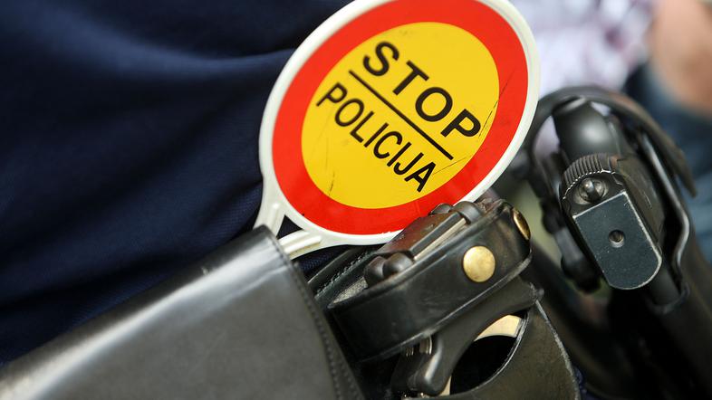 stop policija, loparček, kolo, kolesarjenje, policija, kolesarska steza, kolesar, kolesarka, policist na