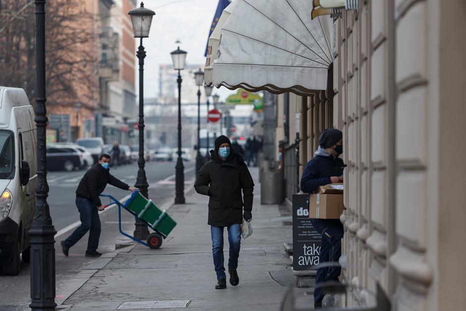 covid-19 slovenija maske ulica | Avtor: Profimedia