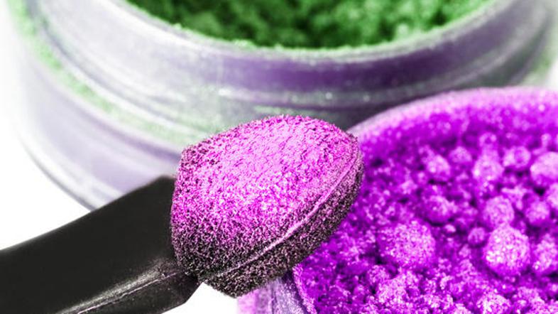 Senčila v prahu pred nanosom s čopiča ali blazinice nežno razpihajte. (Foto: Shu