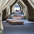 Postavljanje šotorov in postelj v namestitvenih centrih