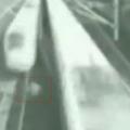 Kontrolor se za preživetje lahko zahvali le svojim refleksom. (Foto: Youtube)