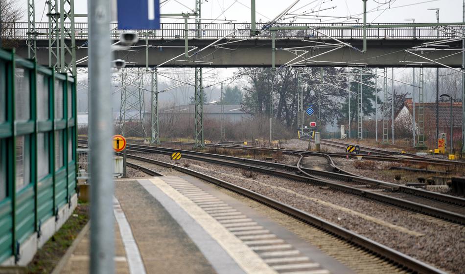 Brutalen napad med kontrolo: Sprevodnika pretepel do smrti