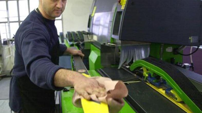 Zaradi požara je ustavljena proizvodnja plovil in smuči, škode je za 350 tisoč e