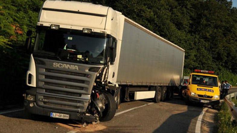 V nesreči se je huje poškodoval 38-letni voznik osebnega vozila.