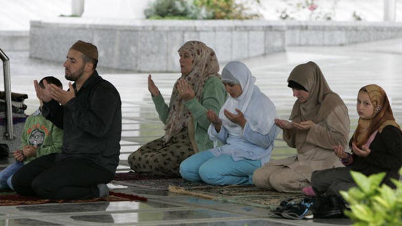 Spomini na pokol v Srebrenici so še živi.