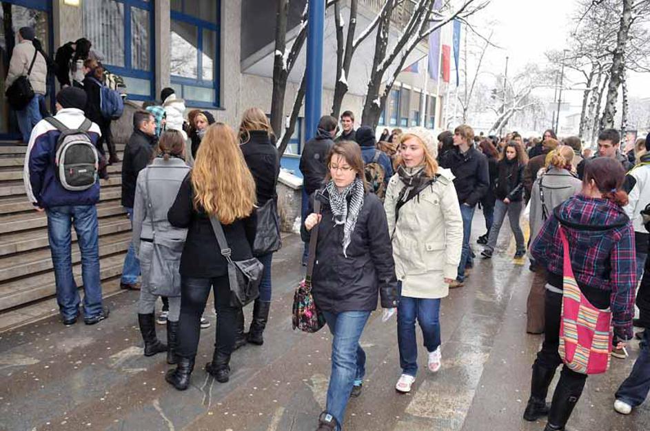 Študentje morajo prošnje s priloženimi dokazili oddati do 8. novembra 2010. (Fot